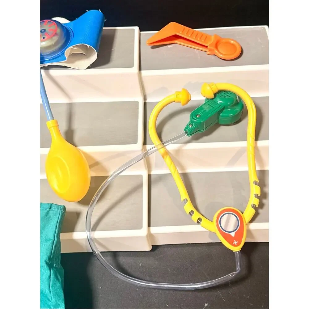 Fisher Price 2005 Medical Kit pretend Dr doctor play nurse